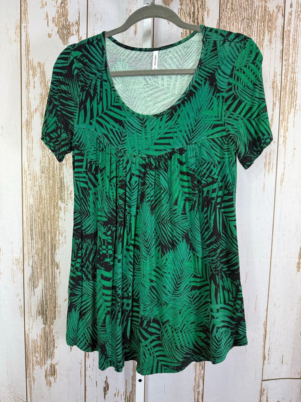 Longyuan, Tropical Print Scoop neck blouse. Size Medium. Good used condition!